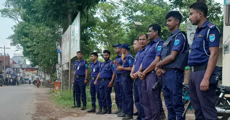 পরিস্থিতি নিয়ন্ত্রণে মোতায়েনকৃত পুলিশ